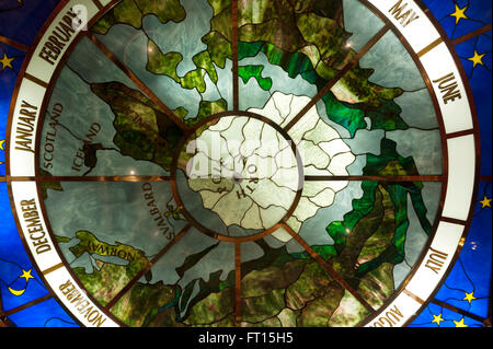 Plafond de Verre décoratif panneau calendrier sur le navire Hurtigruten MS Nordlys. La Norvège Banque D'Images