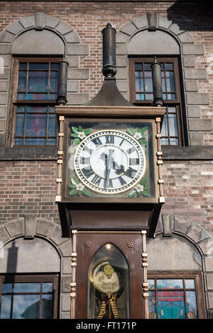 L'horloge à vapeur à l'extérieur de la boîte à musique Musée à Otaru, Hokkaido, Japon Banque D'Images