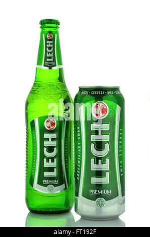 Bière blonde pâle Lech isolé sur fond blanc Banque D'Images