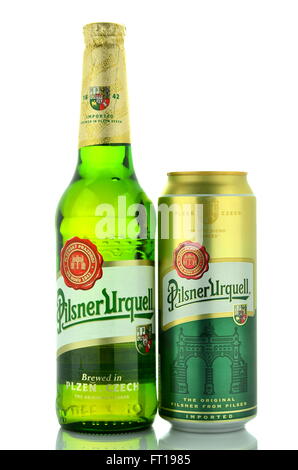 Pilsner Urquell bière blonde pâle isolated on white Banque D'Images
