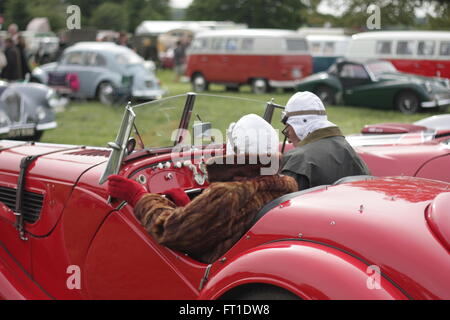 Dapper varient dans leur couple Fraser Nash BMW. Banque D'Images