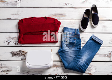 Lady's Sweat rouge et jeans. Banque D'Images