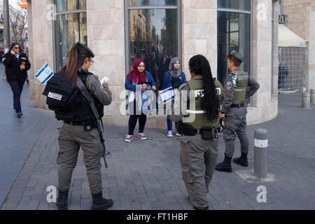 La police des frontières israélienne jeunes filles palestiniennes de virage dans la rue pour interrogatoire dans l'ouest de Jérusalem Israël Banque D'Images