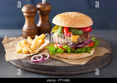 Burger au fromage maison oignon Tomates Poivrons Banque D'Images