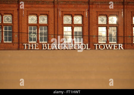 La tour de Blackpool lettrage signe en face de la promenade et de la plage Banque D'Images