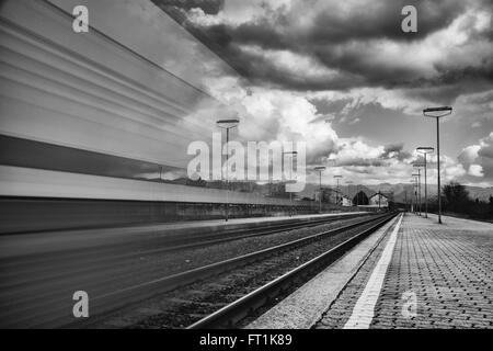 Un train rapide- UN TRAIN QUI VA VITE PHOTOGRAPHIÉ AVEC LA TECHNIQUE D'EXPOSITION LONGUE Banque D'Images