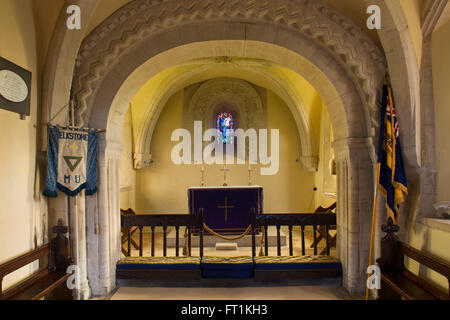 Autel et vitrail Intérieur de St John the Evangelist, Elkstone, Gloucestershire, Cotswolds, en Angleterre Banque D'Images