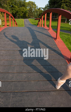 Ombre d'une ballerine danseuse dans le parc Cadre sur pont mignon Banque D'Images