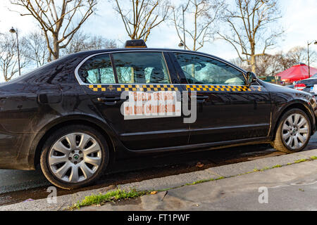 Les taxis parisiens français sur les grèves contre Uber Banque D'Images