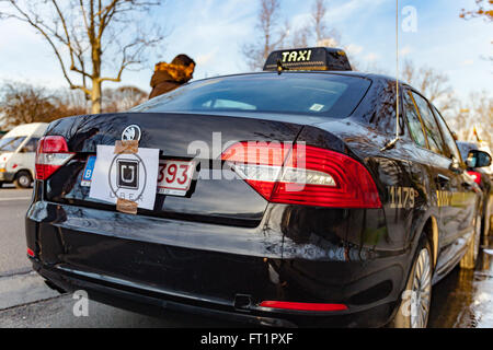 Les taxis parisiens français sur les grèves contre Uber Banque D'Images