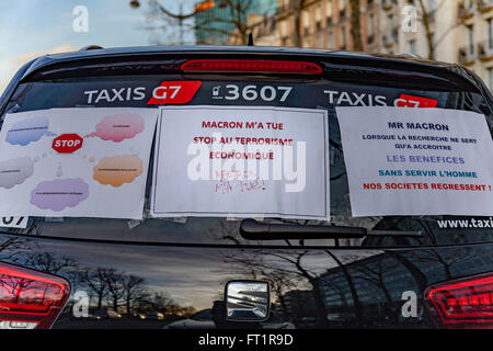 Les taxis parisiens français sur les grèves contre Uber Banque D'Images