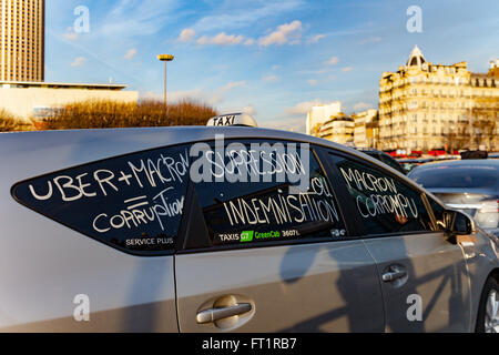 Les taxis parisiens français sur les grèves contre Uber Banque D'Images