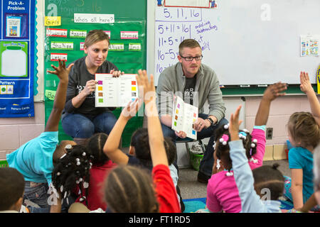 Pontiac, Michigan - Les bénévoles de Fiat Chrysler lire au jardin d'enfants à Herrington école élémentaire. Banque D'Images