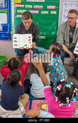 Pontiac, Michigan - Les bénévoles de Fiat Chrysler lire au jardin d'enfants à Herrington école élémentaire. Banque D'Images