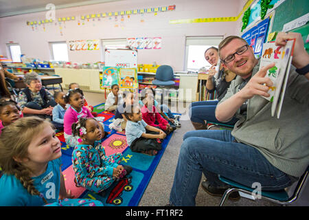 Pontiac, Michigan - Les bénévoles de Fiat Chrysler lire au jardin d'enfants à Herrington école élémentaire. Banque D'Images