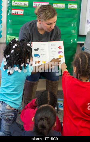 Pontiac, Michigan - Les bénévoles de Fiat Chrysler lire au jardin d'enfants à Herrington école élémentaire. Banque D'Images