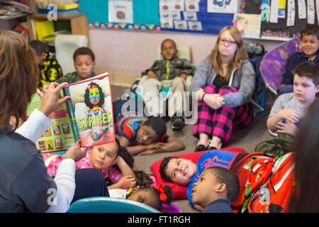 Pontiac, Michigan - Les bénévoles de Fiat Chrysler lire de deuxième année à l'école élémentaire Herrington sur "Lire à haute voix." Banque D'Images