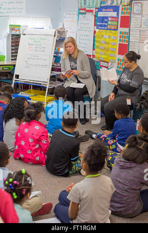 Pontiac, Michigan - Les bénévoles de Fiat Chrysler lire aux enfants à l'école élémentaire Herrington sur "Lire à haute voix." Banque D'Images