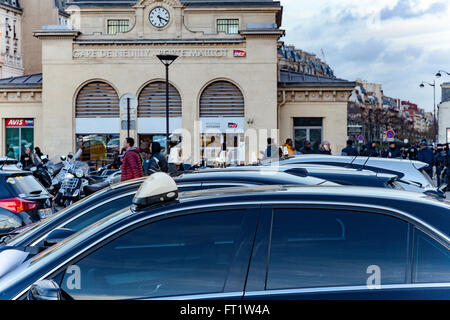 Les taxis parisiens français sur les grèves contre Uber Banque D'Images