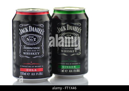 Mélange de Jack Daniels Whiskey en cannettes isolé sur fond blanc. Jack Daniels Sour Mash Whiskey a été distillée au Tennessee Banque D'Images