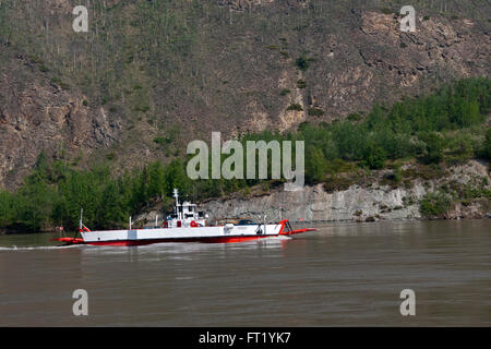 Ferry au terminus de la Yukon 9 dans l'ouest de Dawson de Dawson City à travers le fleuve Yukon Banque D'Images