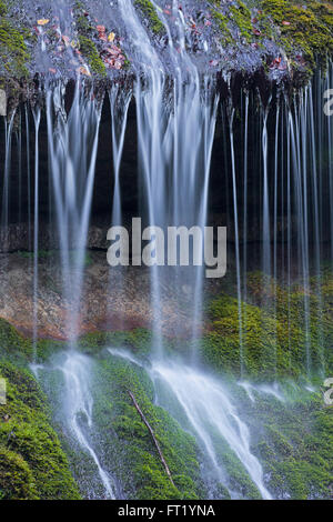 L'eau qui coule sur les rochers dans les gorges de Wimbachklamm Ramsau bei Berchtesgaden, parc national de Berchtesgaden, Bavière, Allemagne Banque D'Images