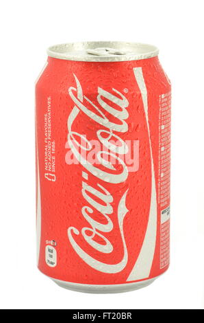 Verre de Coca-Cola dans pouvez isolé sur fond blanc Banque D'Images