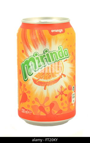 Mirinda verre dans pouvez isolé sur fond blanc Banque D'Images