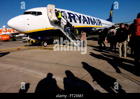 Les passagers qui attendent en ligne à bord d'un avion de Ryanair Banque D'Images