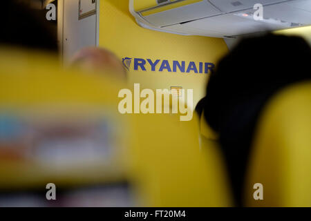 L'intérieur de l'avion de Ryanair Banque D'Images