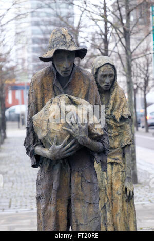 La famine Memorial par artiste Rowan Gillespie à Dublin, en République d'Irlande, Europe Banque D'Images