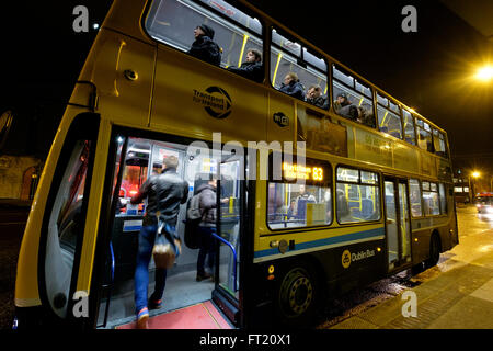 Bus à impériale dans les rues de Dublin, République d'Irlande, Europe Banque D'Images