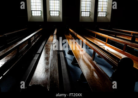 Des rangées de bancs d'église à l'intérieur de l'église de Saint Michaels à Dublin, en République d'Irlande, Europe Banque D'Images