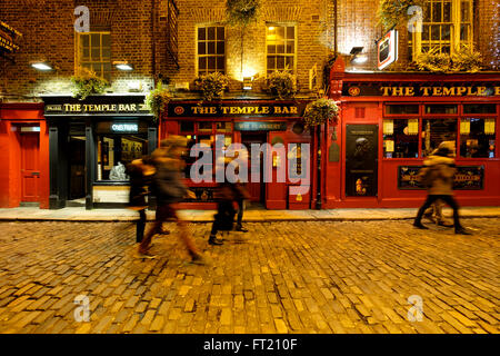 La pub de Temple Bar à Dublin, en République d'Irlande, Europe Banque D'Images