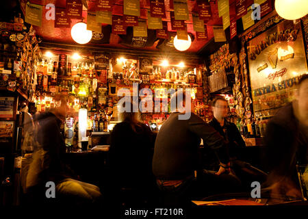 Intérieur de la pub de Temple Bar à Dublin, en République d'Irlande, Europe Banque D'Images