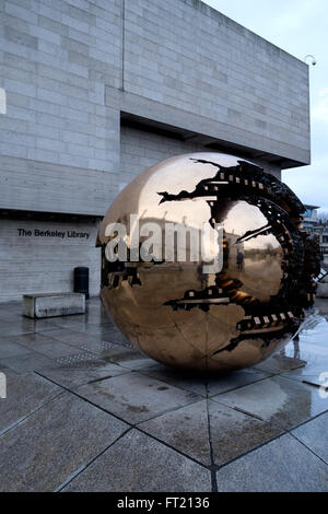 Arnaldo Pomodoro dans la Sphère Sphere sculpture à l'extérieur de la bibliothèque de Berkeley à Trinity College à Dublin, en République d'Irlande Banque D'Images