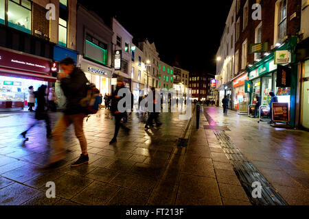 Les gens qui marchent sur Grafton Street à Dublin, en République d'Irlande, Europe Banque D'Images