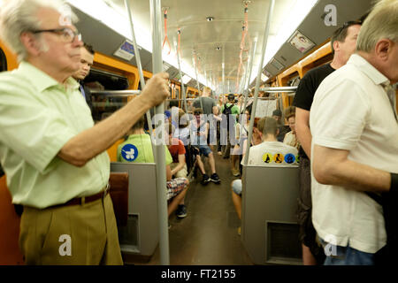 Un vieil homme qui se tient sur le métro (U-Bahn) train à Vienne, Autriche, Europe Banque D'Images