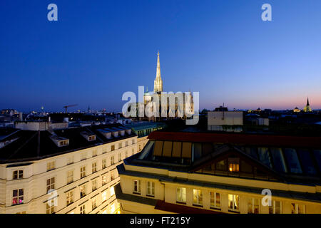 Vue aérienne de la cathédrale Saint-Étienne et la rue de Vienne, Autriche, Europe Banque D'Images