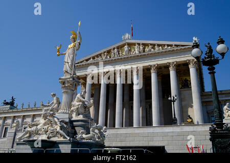 Pallas Athene fontaine en face du bâtiment du parlement autrichien à Vienne, Autriche, Europe Banque D'Images