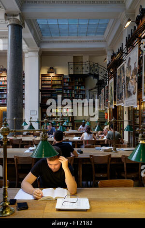 Jeune homme étudiant à l'Université de Vienne, Autriche, Europe bibliothèque Banque D'Images