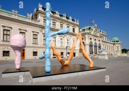 Pièce d'art contemporain en face de la partie supérieure du Palais du Belvédère à Vienne, Autriche, Europe Banque D'Images