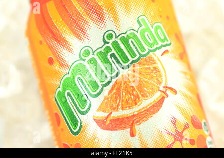 Mirinda verre dans un peut on ice isolé sur fond blanc Banque D'Images