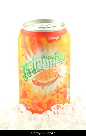 Mirinda verre dans un peut on ice isolé sur fond blanc Banque D'Images