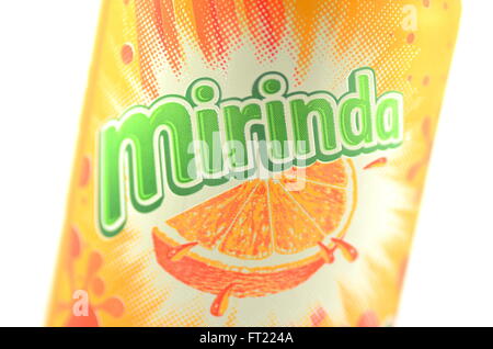 Mirinda verre dans un peut on ice isolé sur fond blanc Banque D'Images