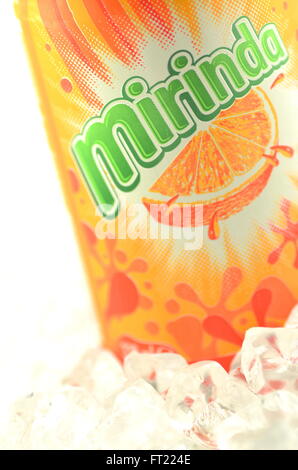 Mirinda verre dans un peut on ice isolé sur fond blanc Banque D'Images