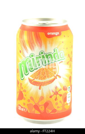 Mirinda verre dans pouvez isolé sur fond blanc Banque D'Images