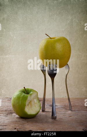 Des choses simples - Still-Life with Apple bloqué sur trois fourchettes Banque D'Images