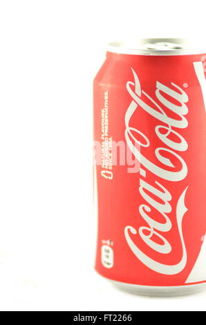 Verre de Coca-Cola dans pouvez isolé sur fond blanc Banque D'Images