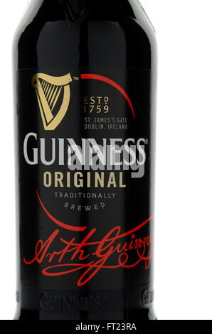 La bière Guinness stout sec isolé sur fond blanc. La bière Guinness est produite depuis 1759 à Dublin, Irlande. Banque D'Images